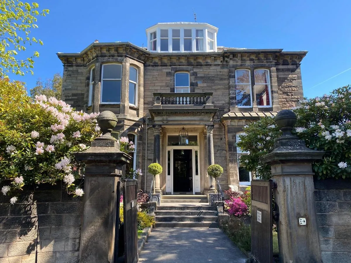 Επικοινωνία με το Claremont House